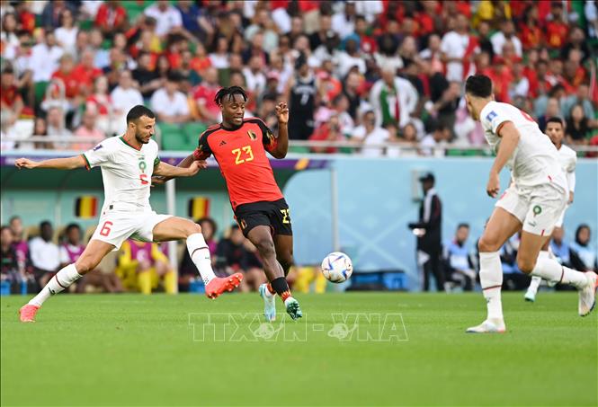 Tiền đạo đội Bỉ Michy Batshuayi khống chế bóng trước sự đeo bám của các cầu thủ Maroc. Ảnh: THX/TTXVN