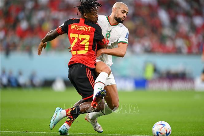 Pha tranh bóng quyết liệt giữa Michy Batshuayi (trái) của Bỉ và Sofyan Amrabat của Maroc. Ảnh: THX/TTXVN