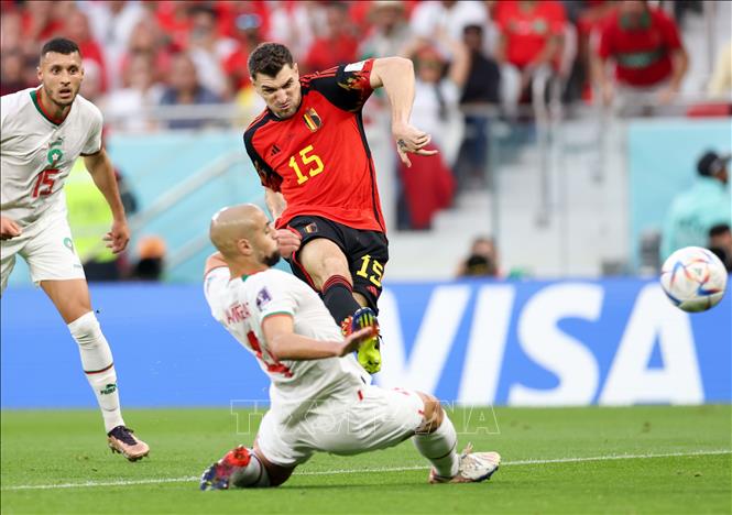 Hậu vệ S. Amrabat của Maroc nỗ lực ngăn cản pha dứt điểm của Thomas Meunier (Bỉ). Ảnh: THX/TTXVN