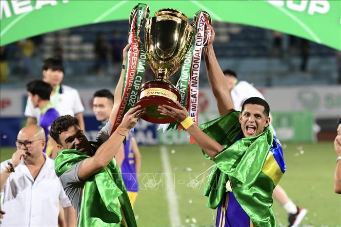 Các cầu thủ Hà Nội ăn mừng chiến thắng sau khi giành Cup Quốc gia 2022. Ảnh: TTXVN
