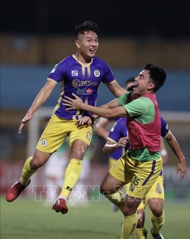 Trương Văn Thái Quý (số 74, Hà Nội) ghi bàn thắng ấn định chiến thắng 2-0 trước CLB Bình Định. Ảnh: TTXVN
