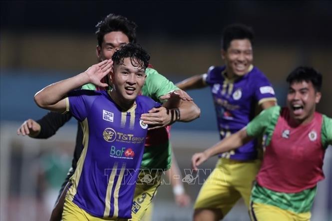 Trương Văn Thái Quý (số 74, Hà Nội) ghi bàn thắng ấn định chiến thắng 2-0 trước CLB Bình Định. Ảnh: TTXVN