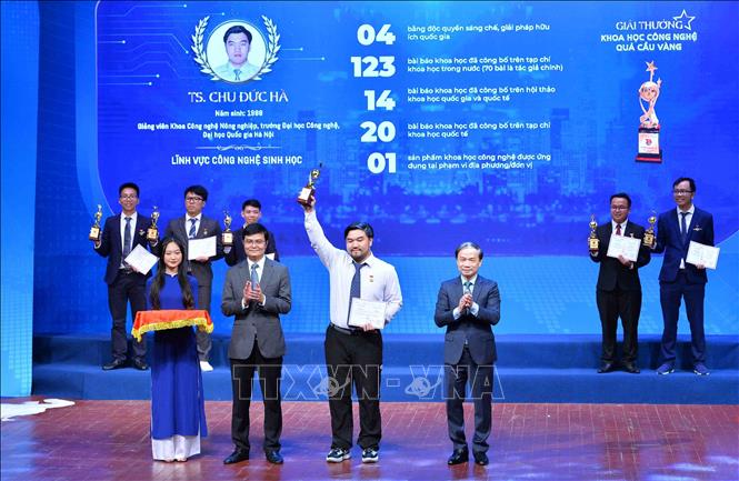 Phó Trưởng ban Thường trực Ban Dân vận Trung ương Phạm Tất Thắng, Bí thư thứ Nhất Trung ương Đoàn Bùi Quang Huy trao Giải thưởng KHCN Quả Cầu Vàng năm 2022. Ảnh: Minh Đức - TTXVN