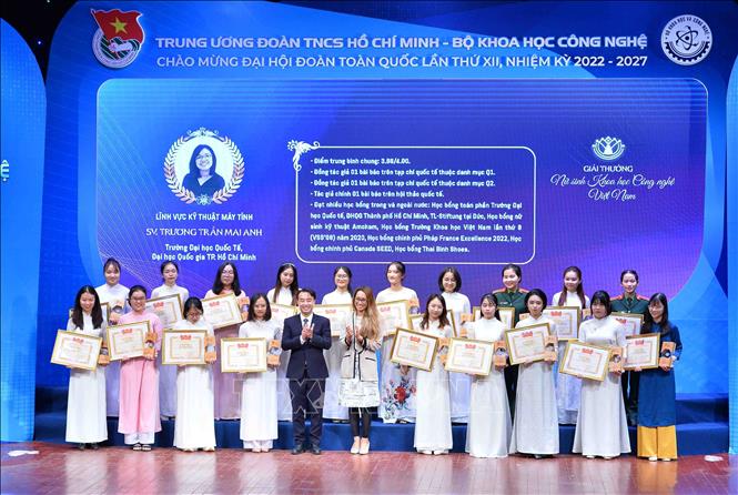 : BTC trao Giải thưởng Nữ sinh KHCN Việt Nam năm 2022 cho các thí sinh. Ảnh: Minh Đức - TTXVN