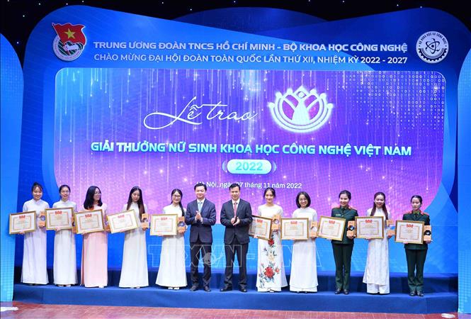 : Bí thư T.Ư Đoàn, Chủ tịch T.Ư Hội Sinh viên Việt Nam Nguyễn Minh Triết, Thứ trưởng Bộ Khoa học và Công nghệ Việt Nam Bùi Thế Duy trao Giải thưởng Nữ sinh KHCN Việt Nam năm 2022. Ảnh: Minh Đức - TTXVN
