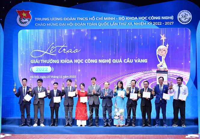  Phó Trưởng ban Thường trực Ban Dân vận Trung ương Phạm Tất Thắng, Bí thư thứ Nhất Trung ương Đoàn Bùi Quang Huy trao Giải thưởng KHCN Quả Cầu Vàng năm 2022. Ảnh: Minh Đức - TTXVN