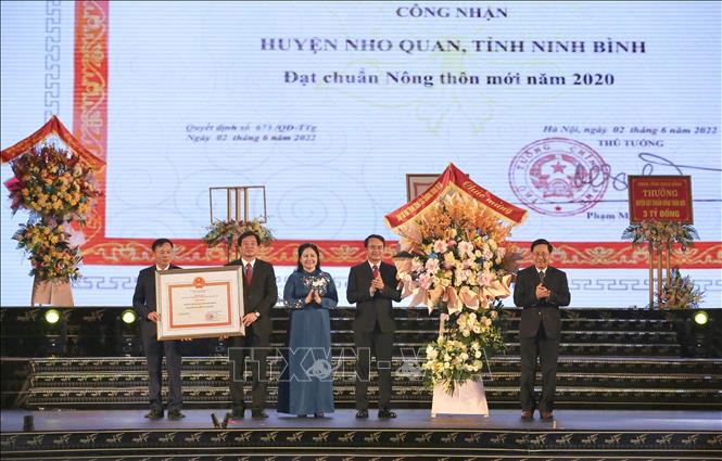 Phó Thủ tướng thường trực Chính phủ Phạm Bình Minh trao Bằng công nhận Huyện đạt chuẩn Nông thôn mới năm 2022 cho lãnh đạo huyện Nho Quan, tỉnh Ninh Bình. Ảnh: Thùy Dung - TTXVN