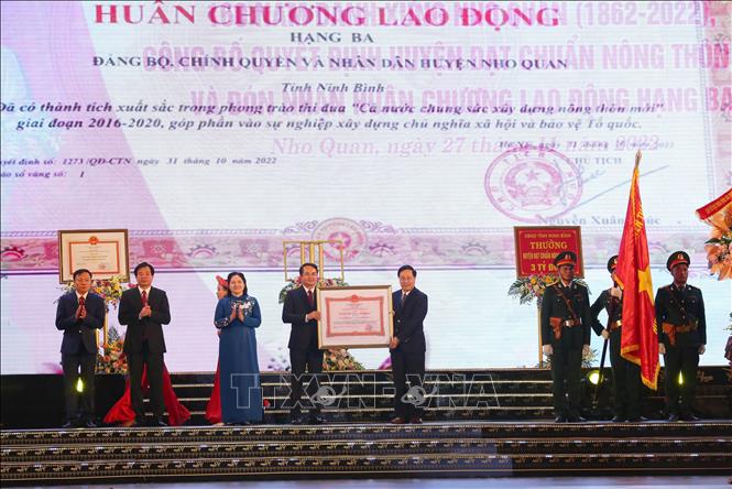 Phó Thủ tướng thường trực Chính phủ Phạm Bình Minh trao Huân chương Lao động hạng Ba của Chủ tịch nước tặng Đảng bộ, chính quyền và nhân dân huyện Nho Quan, tỉnh Ninh Bình. Ảnh: Thùy Dung - TTXVN