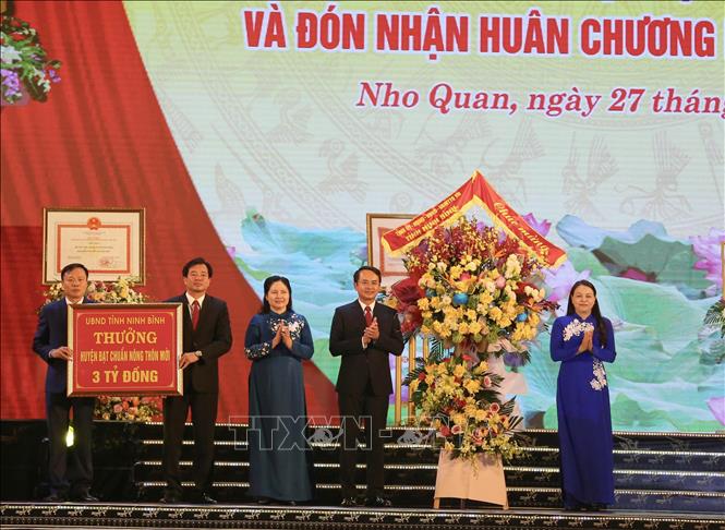 Bí thư Tỉnh ủy Ninh Bình Nguyễn Thị Thu Hà trao phần thưởng của UBND tỉnh Ninh Bình cho huyện Nho Quan, tỉnh Ninh Bình. Ảnh: Thùy Dung - TTXVN