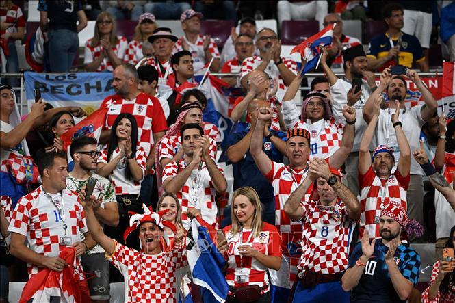 Các cổ động viên đội tuyển Croatia trong trận đấu với Canada. Ảnh: AFP/TTXVN