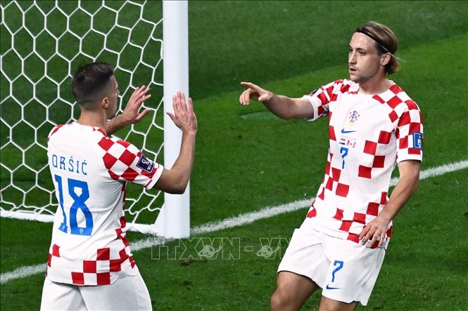 Trung vệ Croatia Lovro Majer (phải) ăn mừng bàn thắng thứ 4 vào lưới Canada. Ảnh: AFP/TTXVN