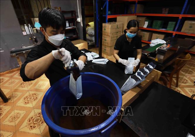 Coffee roasting at the BaZan Co.Ltd., in Gia Nghia city, Dak Nong province. VNA Photo: Vũ Sinh 