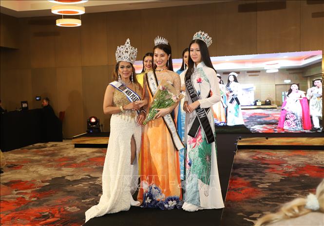 Thí sinh Nguyễn Thị Thương (giữa) được trao giải Á khôi 2 cuộc thi Hoa khôi Áo dài Việt Nam tại Vương quốc Anh năm 2022. Ảnh: Đình Thư - Pv TTXVN tại Vương quốc Anh