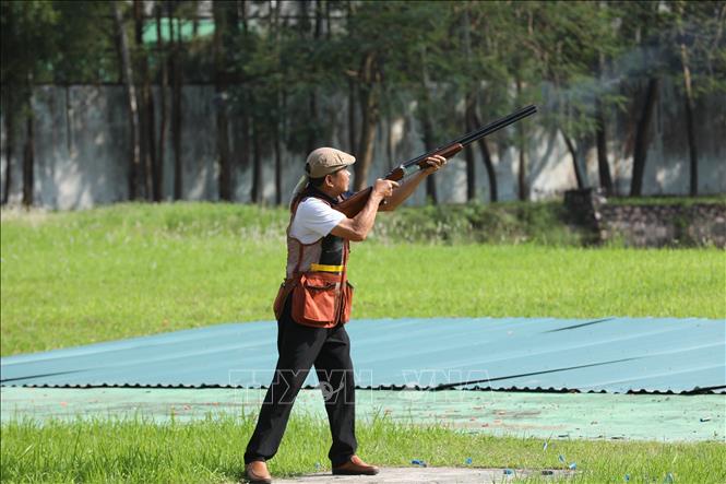 VĐV Đoàn Văn Sáu (Hải Dương) thi đấu nội dung bắn đĩa bay skeet nam. Ảnh: Hoàng Hiếu - TTXVN 