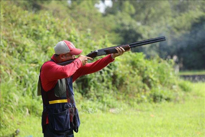 VĐV Nguyễn Văn Tùng (Hải Dương) thi đấu nội dung bắn đĩa bay skeet nam. Ảnh: Hoàng Hiếu - TTXVN 