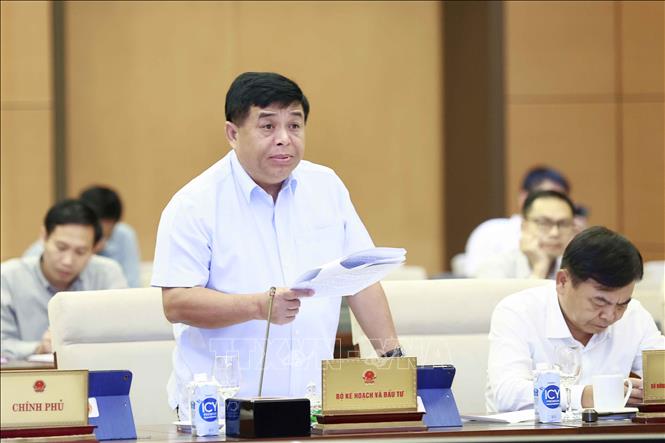 Bộ trưởng Bộ Kế hoạch và Đầu tư Nguyễn Chí Dũng trình bày tờ trình. Ảnh: Doãn Tấn - TTXVN

