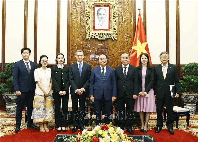 Chủ tịch nước Nguyễn Xuân Phúc chụp ảnh lưu niệm với Đại sứ Chile Patricio Becker. Ảnh: Thống Nhất – TTXVN