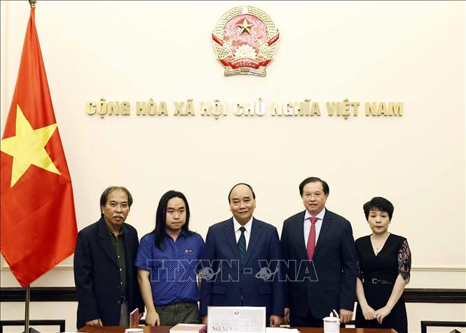 Chủ tịch nước Nguyễn Xuân Phúc gặp tài năng văn học trẻ Nguyễn Bình. Ảnh: Thống Nhất – TTXVN