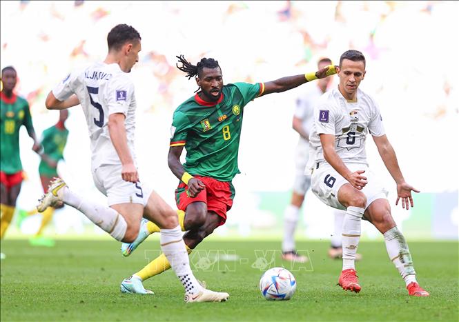Trong ảnh: Andre-Frank Zambo Anguissa (giữa) tranh bóng trước sự cản phá quyết liệt của các cầu thủ Serbia. Ảnh: THX/TTXVN