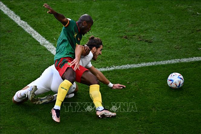 Trong ảnh: Tiền đạo Christian Bassogog (trái ), đội Cameroon tranh bóng với hậu vệ Srdjan Babic (số 15), đội Serbia. Ảnh: AFP/TTXVN