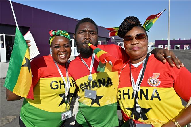 Các cổ động viên Ghana trước giờ khai cuộc trận đấu đội nhà gặp Hàn Quốc. Ảnh: AFP/TTXVN