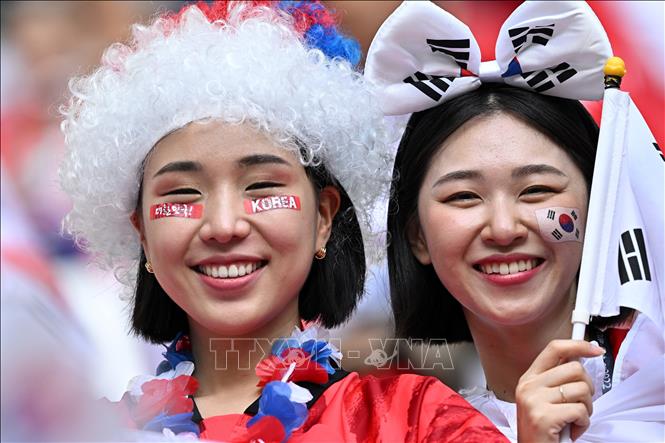 Các cổ động viên hàn Quốc trước giờ khai cuộc trận đấu đội nhà gặp Ghana. Ảnh: AFP/TTXVN