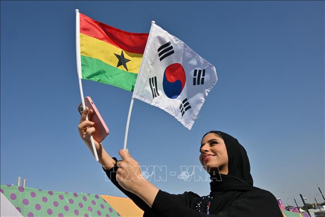 Một cổ động viên trước giờ khai cuộc trận đấu Hàn Quốc gặp Ghana. Ảnh: AFP/TTXVN