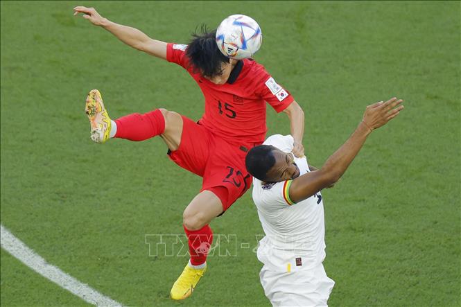 Pha tranh bóng bổng quyết liệt giữa hậu vệ Kim Moon-hwan (trái) của Hàn Quốc và tiền đạo Jordan Ayew của Ghana. Ảnh: AFP/TTXVN