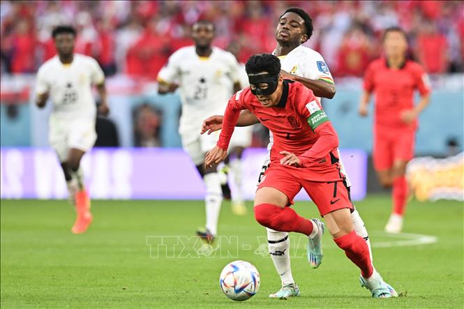 Hàn Quốc đang gây sức ép lớn sang phần sân Ghana ở những phút đầu trận đấu, nhưng vẫn chưa thể tạo đột biến. Ảnh: AFP/TTXVN