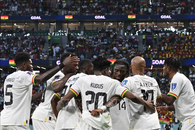 Tiền vệ Mohammed Kudus (số 20) của Ghana ăn mừng cùng đồng đội sau khi ghi bàn thắng vào lưới Hàn Quốc, nâng tỷ số lên 2-0. Ảnh: AFP/TTXVN