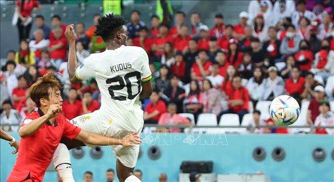 Tiền vệ Mohammed Kudus (số 20) của Ghana đánh đầu ghi bàn thắng nâng tỷ số lên 2-0 trước Hàn Quốc. Ảnh: Yonhap/TTXVN