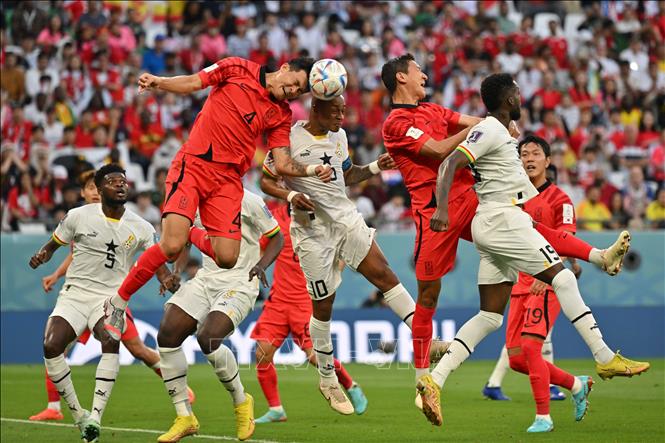 Hàn Quốc đẩy cao đội hình với hy vọng tìm kiếm bàn rút ngắn cách biệt trong những phút thi đấu đầu hiệp 2. Ảnh: AFP/TTXVN