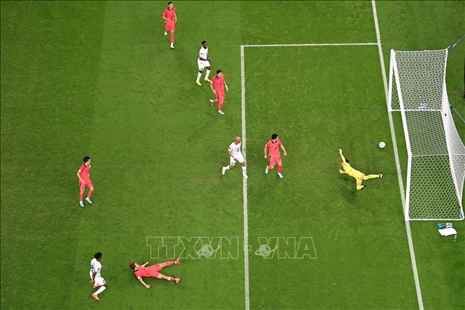 Pha đặt lòng hiểm hóc vào lưới Hàn Quốc ở phút 68 của Mohammed Kudus đưa Ghana vượt lên dẫn Hàn Quốc 3-2. Ảnh: AFP/TTXVN