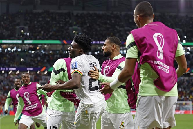 Đồng đội chia vui cùng Mohammed Kudus (20) sau khi tiền vệ này ghi bàn nâng tỷ số lên 3-2 cho Ghana. Ảnh: AFP/TTXVN