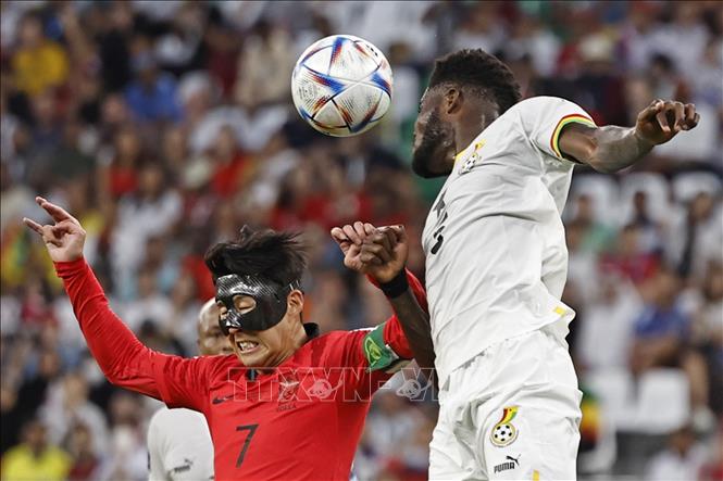 Pha không chiến giữa tiền vệ Son Heung-min của Hàn Quốc và tiền vệ Thomas Partey của Ghana. Ảnh: AFP/TTXVN
