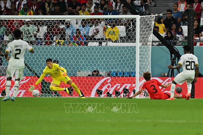 Pha đặt lòng hiểm hóc vào lưới Hàn Quốc ở phút 68 của Mohammed Kudus (phải) đưa Ghana vượt lên dẫn Hàn Quốc 3-2. Ảnh: AFP/TTXVN