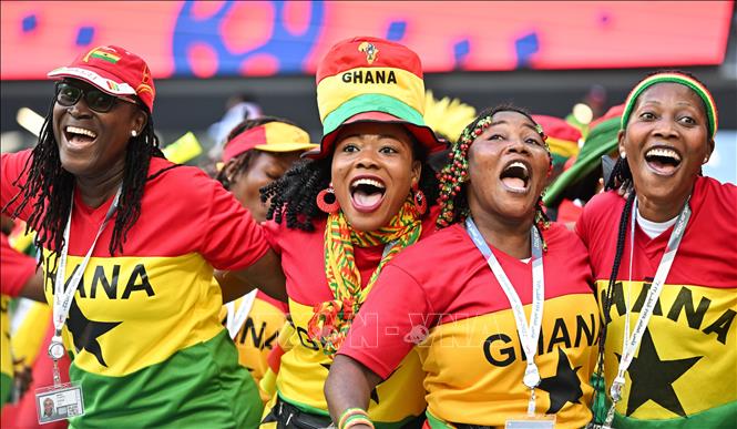 Các cổ động viên của Ghana trên khán đài sân vận động Education City. Ảnh: Yonhap/TTXVN