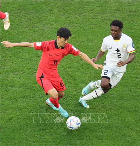 Pha tranh bóng giữa Hwang In-beom (trái) của Hàn Quốc và Tariq Lamptey của Ghana. Ảnh: Yonhap/TTXVN