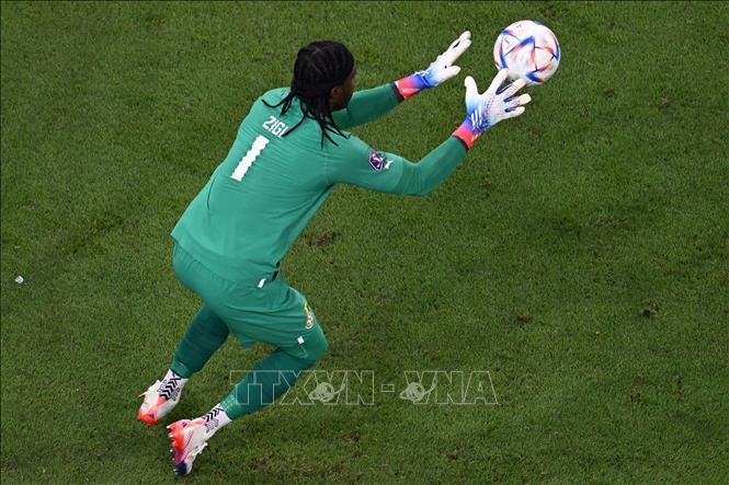 Một pha cứu thua của thủ thành Ghana Lawrence Ati Zigi. Ảnh: AFP/TTXVN