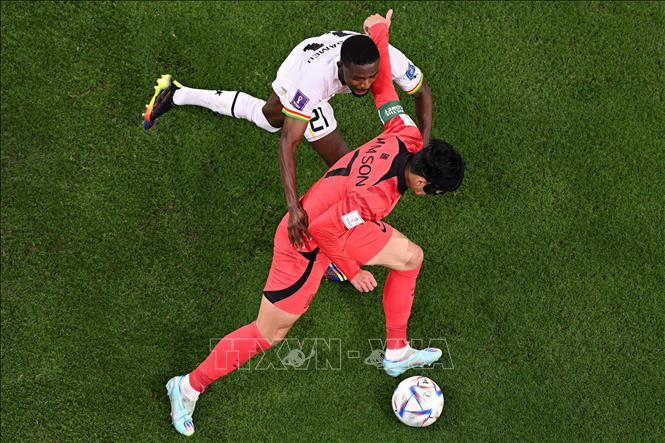 Son Heung-min (trước) của Hàn Quốc nỗ lực kiểm soát bóng trước Salis Abdul Samed của Ghana. Ảnh: AFP/TTXVN