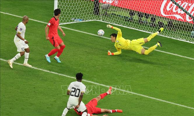 Pha đặt lòng hiểm hóc vào lưới Hàn Quốc ở phút 68 của Mohammed Kudus (số 20) đưa Ghana vượt lên dẫn Hàn Quốc 3-2. Ảnh: Yonhap/TTXVN