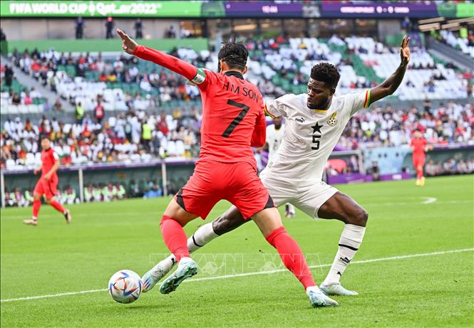 Pha tranh bóng giữa Son Heung-min (trái) của Hàn Quốc và Thomas Partey của Ghana. Ảnh: THX/TTXVN
