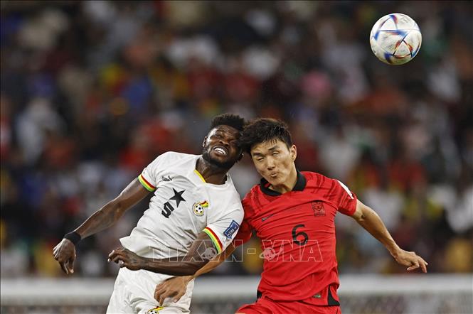 Pha tranh bóng bổng giữa tiền vệ Thomas Partey (trái) của Ghana và tiền vệ Hwang In-beom của Hàn Quốc. Ảnh: AFP/TTXVN