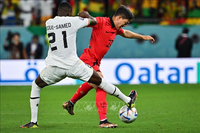 Salis Abdul Samed (trái) của Ghana tranh bóng với Kwon Chang-hoon của Hàn Quốc. Ảnh: AFP/TTXVN