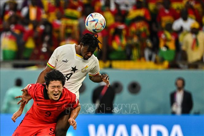 Pha tranh bóng bổng giữa tiền đạo Cho Gue-sung (số 9) của Hàn Quốc và hậu vệ Mohammed Salisu của Ghana. Ảnh: AFP/TTXVN