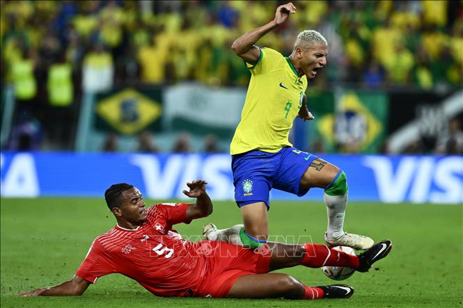 Brazil và Thuỵ Sĩ đã có một hiệp 1 tuyệt vời và khó khăn đối đầu nhau. Hãy xem hình ảnh của những pha bóng ấn tượng và cảm nhận những giây phút hồi hộp của trận tạm hoà này.