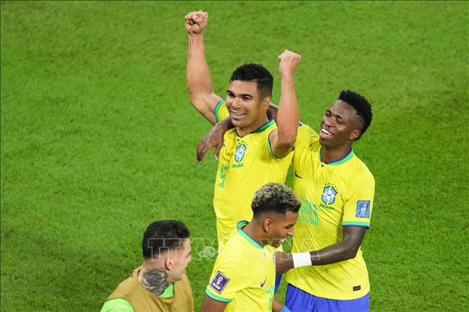 Tiền vệ Casemiro (trái, phía trên) của Brazil chia vui cùng đồng đội sau khi ghi bàn thắng vào lưới Thuỵ Sĩ. Ảnh: THX/TTXVN