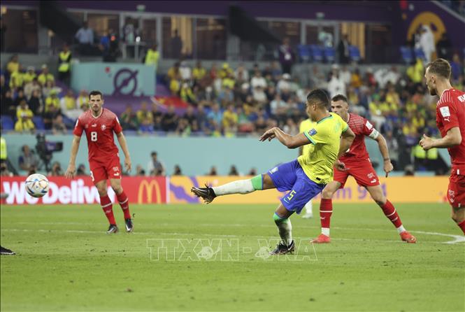 Tiền vệ Brazil Casemiro (số 5) sút xa vào lưới tuyển Thuỵ Sĩ. Ảnh: THX/TTXVN