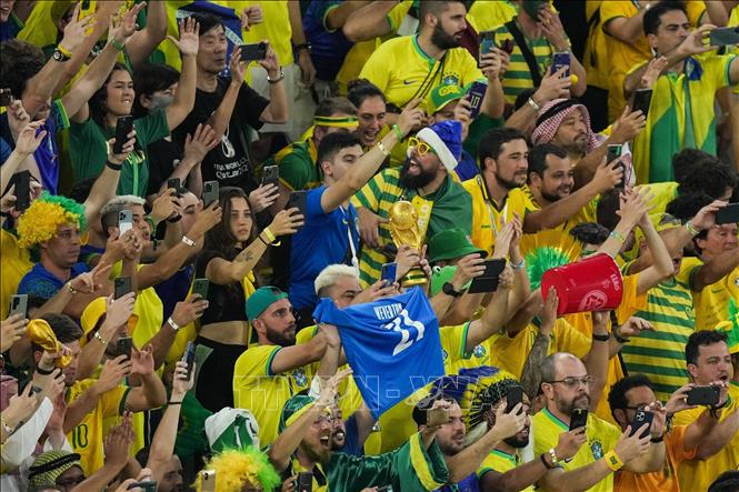 Niềm vui của các cổ động viên Brazil khi đội nhà giành thắng lợi trước Thuỵ Sĩ. Ảnh: THX/TTXVN