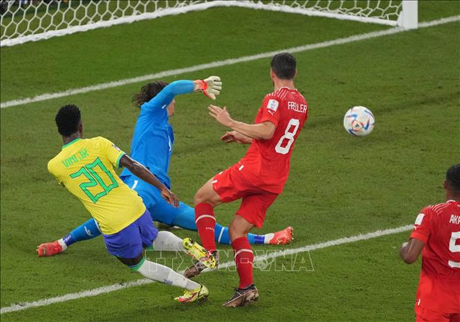 Tiền đạo Brazil Vinicius Junior (số 20) ghi bàn vào lưới tuyển Thuỵ Sĩ, tuy nhiên bàn thắng không được VAR chấp nhận sau đó. Ảnh: THX/TTXVN